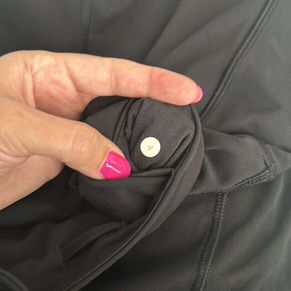 Like new sz 4 Lululemon Fast and Free black cropped leggings mesh side - Picture 9 of 11